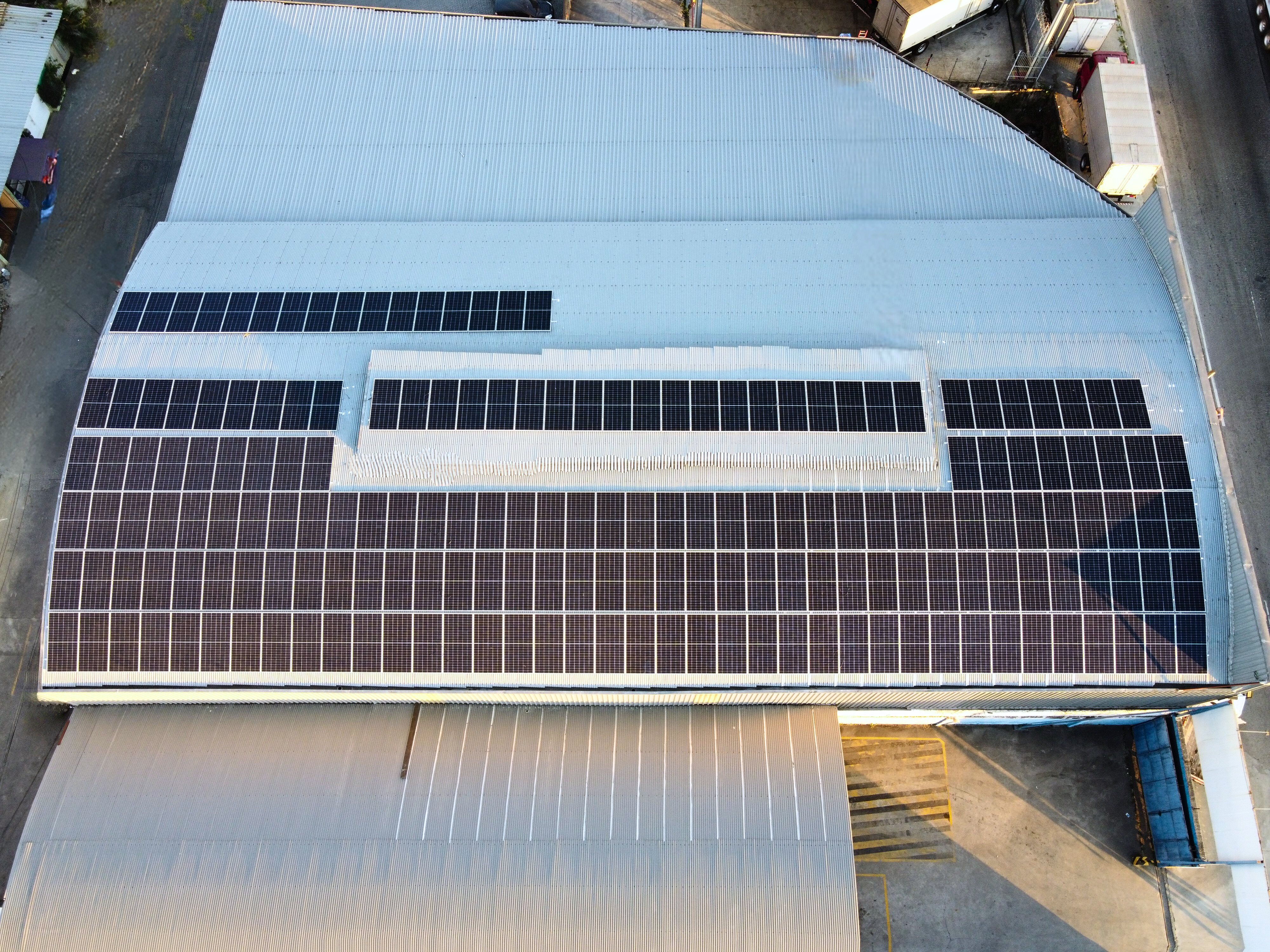 Instalação de painéis solares fotovoltaicos em empresa no Rio de Janeiro — Aelius Solar