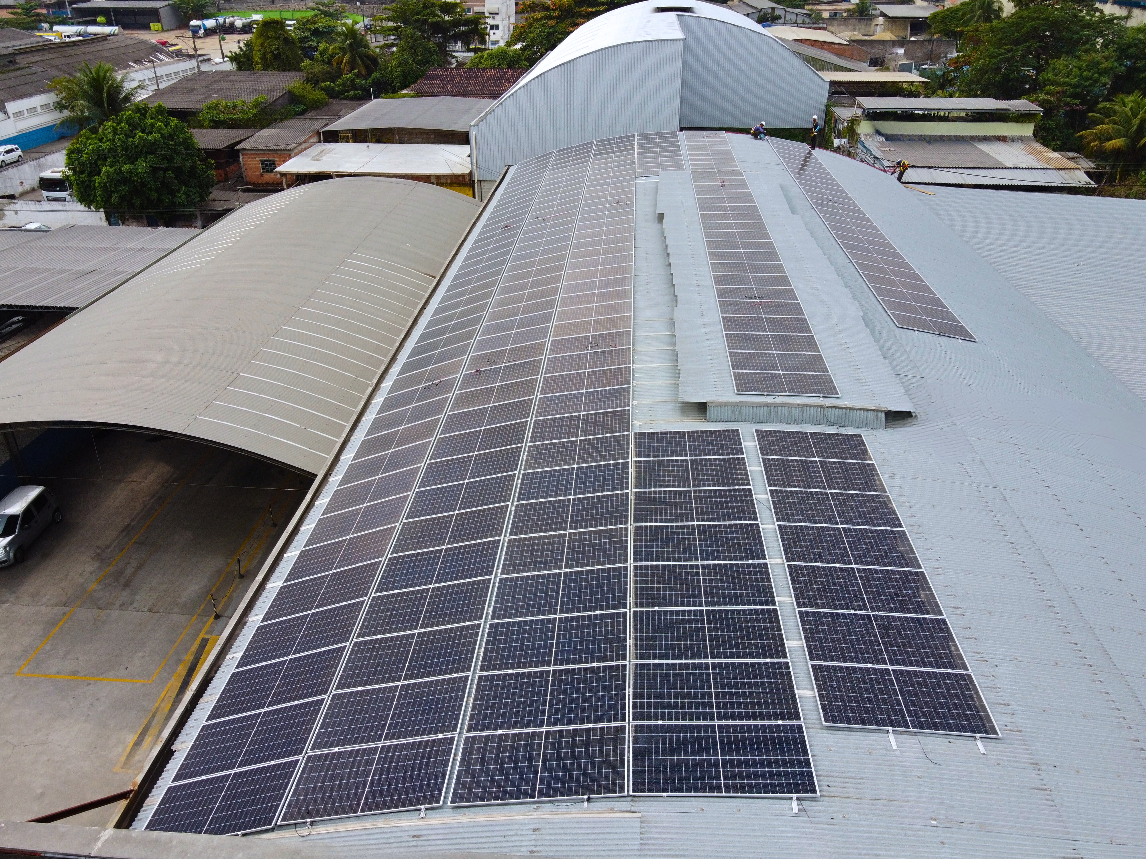 Sistema solar fotovoltaico em concessionária de veículos — 104,5 kWp — Duque de Caxias, RJ