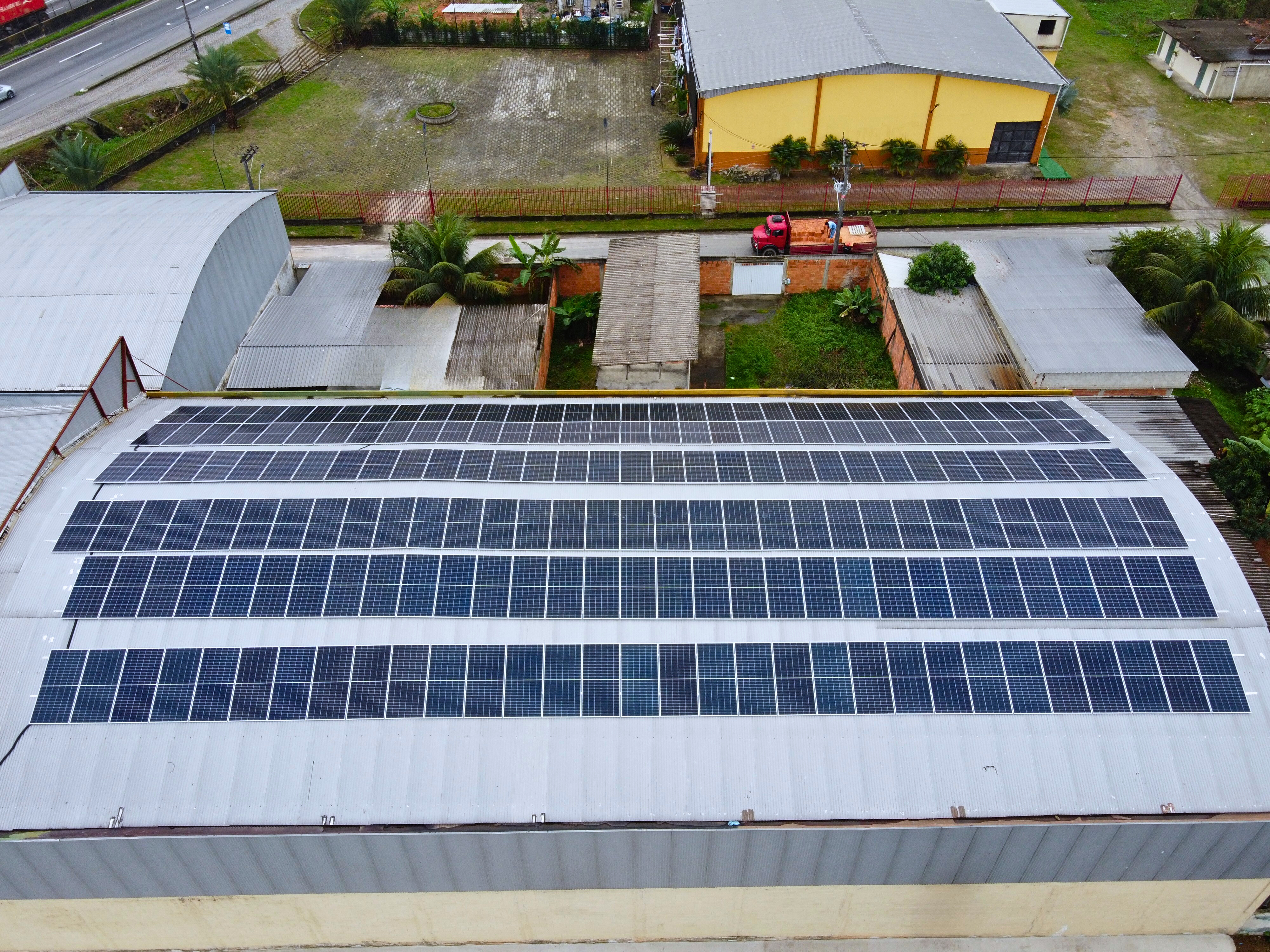 Instalação solar em galpão industrial — Distribuidora de Pisos — 104,5 kWp — Duque de Caxias, RJ