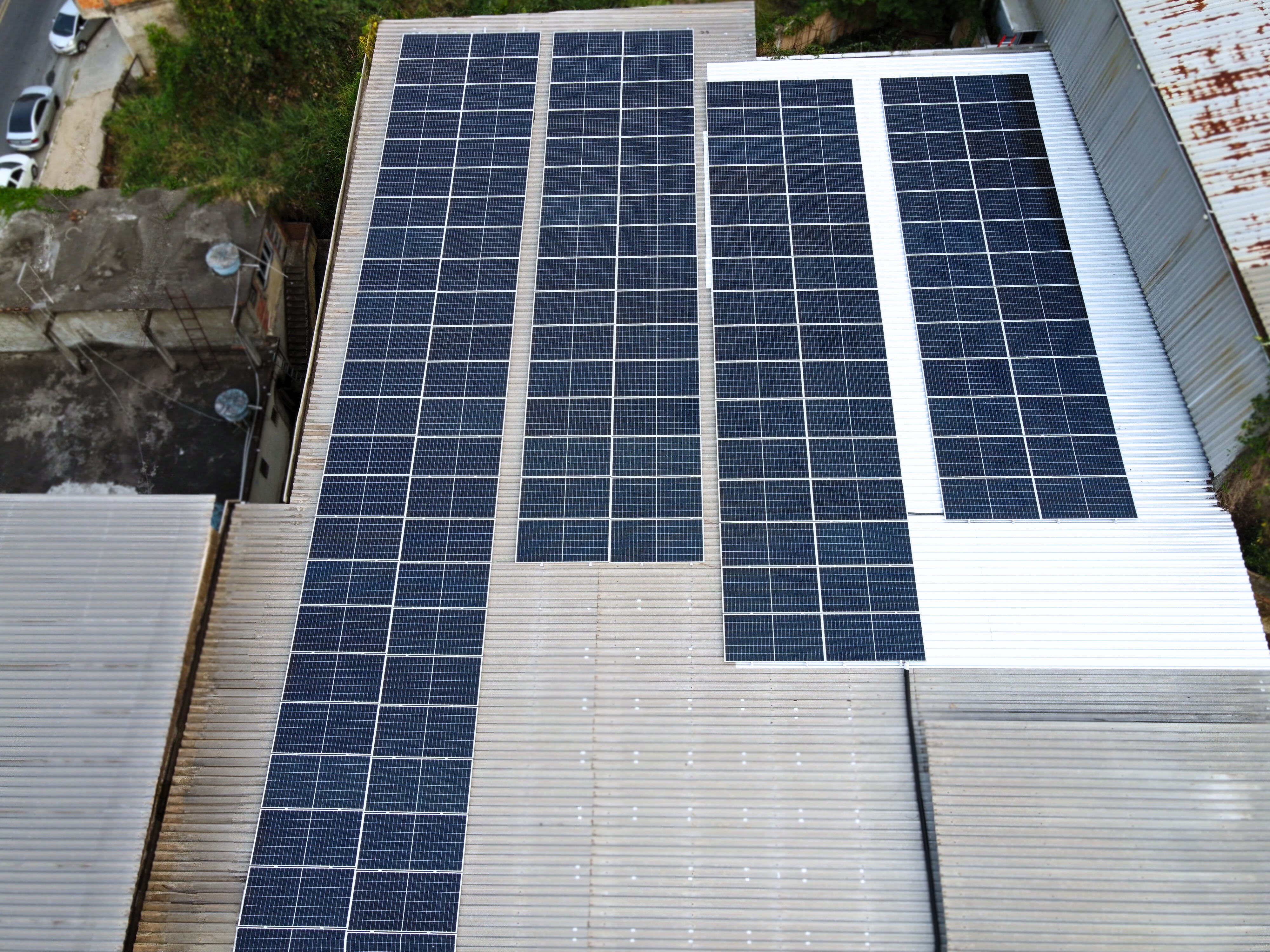 Usina solar fotovoltaica em empresa de engenharia — 102,3 kWp — Duque de Caxias, RJ